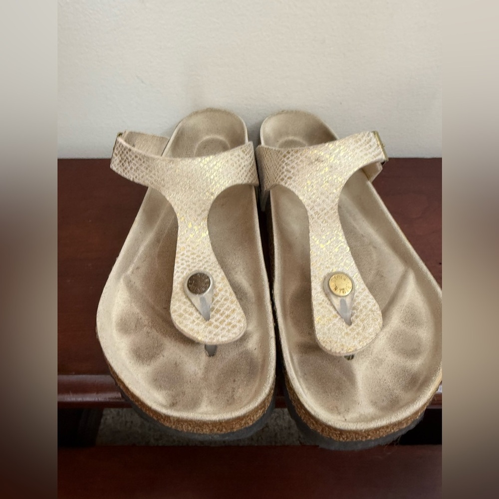 Birkenstock “Gizeh” shiny python sandal in the color eggshell size 38